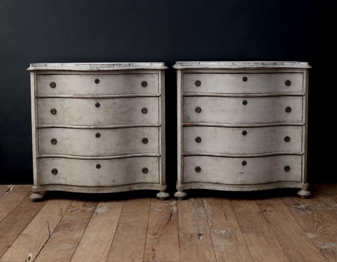 106-86 - Stunning Pair of Serpentine-Fronted Gustavian Commodes